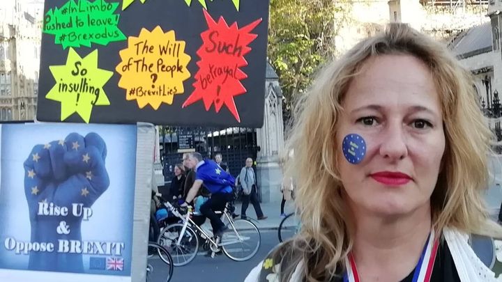 Laure Ollivier-Minns lors d'une manifestation contre le Brexit, avant son départ d'Angleterre.&nbsp; (LAURE OLLIVIER-MINNS)