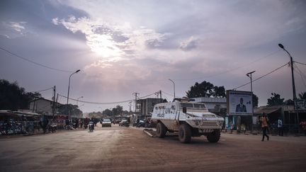 Un véhicule de la Minusca, la force de l'ONU en Centrafrique, patrouille à Bangui, le 22 décembre 2020. (ALEXIS HUGUET / AFP)