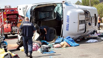 Sur les lieux de l'accident d'autocar, sur l'autoroute A8 au niveau de Vidauban (Var), le 2 septembre 2012. (JEAN CHRISTOPHE MAGNENET / AFP)