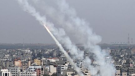 Des roquettes lancées depuis Gaza vers Israël, le 10 mai 2023. (MUSTAFA HASSONA / ANADOLU AGENCY / AFP)