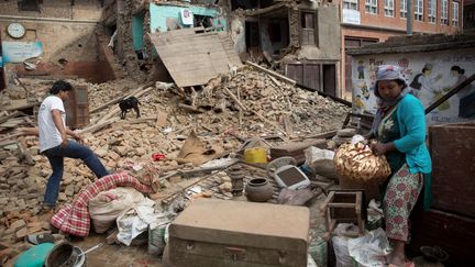 Des N&eacute;palais fouillent les d&eacute;combres d'une habitation d&eacute;truite par le s&eacute;isme, le 2 mai 2015 &agrave; Katmandou (N&eacute;pal). (MENAHEM KAHANA / AFP)