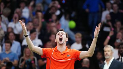 Ugo Humbert célèbre sa victoire en quarts de finale de Masters 1000 de Paris-Bercy contre Jordan Thompson, le 1er novembre 2024 (DIMITAR DILKOFF / AFP)