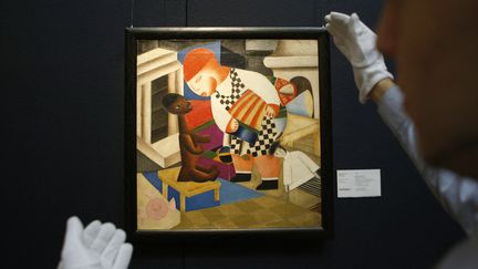 "Enfant avec une poupée" de l'artiste russe Marie Vassilieff, présenté par la maison de vente aux enchères Sotheby's à Londres, en juin 2008. (ADRIAN DENNIS / AFP)