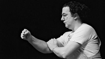  (Coluche en 1981 lors d'un spectacle à Paris © Maxppp)