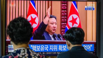 Un discours du dirigeant nord-coréen Kim Jong Un diffusé sur une chaîne de télévision sud-coréenne, à Séoul, le 9 septembre 2022. (ANTHONY WALLACE / AFP)