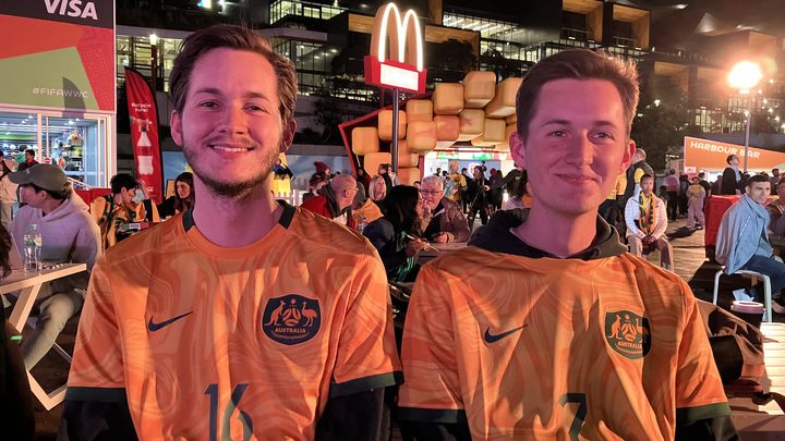 Nick et Lachlan à la fan zone de Sydney pour le match de l'Australie contre le Canada, le 31 juillet 2023. (MAYLICE LAVOREL / FRANCEINFO SPORTS)