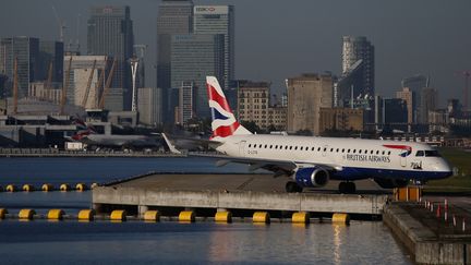 Un avion sur la piste de l'aéroport de Londres-City, non loin du quartier d'affaires de Canary Wharf, le 27 octobre 2017. (DANIEL LEAL-OLIVAS / AFP)