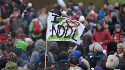 Des opposants à l'aéroport de Notre-Dame-des-Landes (Loire-Atlantique) manifestent, le 10 février 2018, pour fêter l'abandon du projet. (JEAN-SEBASTIEN EVRARD / AFP)