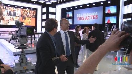 Harlem Désir et Thierry Thuillier sur le plateau de "Des paroles et des actes, le débat des primaires", la veille de l'émission. (FranceTV)