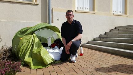 Francis Siedlewski a replié sa tente qui était installée devant la mairie de Jarny (Meurthe-et-Moselle). (RADIO FRANCE / JORDAN MUZYCZKA)