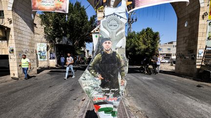 Le portrait de Jamil al-Amouri, fondateur du groupe militant palestinien des "Brigades de Jénine", est affiché à l'entrée du camp de Jénine, le 5 juillet 2023. (AHMAD GHARABLI / AFP)