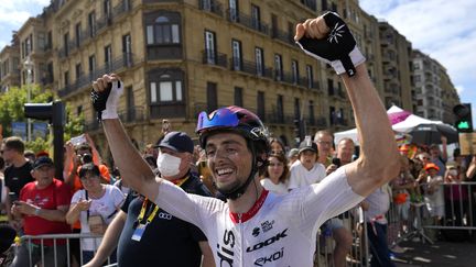 Victor Lafay célèbre sa victoire sur la 2e étape du Tour de France 2023, le 2 juillet, à Saint-Sébastien. (THIBAULT CAMUS / AFP)