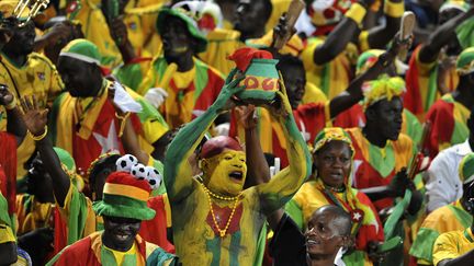 LE SUPPORTER SORCIER. Mais qu'y a-t-il dans ces pots brandis &agrave; bout de bras? Peut-&ecirc;tre de la juju, une herbe magique qui permettrait de chasser les d&eacute;mons du terrain, raconte le site sp&eacute;cialis&eacute; In Bed With Maradona (en anglais). Il faut croire que le Nigeria et le Burkina Faso, les deux finalistes, ont les sorciers les plus efficaces.&nbsp;&nbsp; ( IHSAAN HAFFEJEE / REUTERS)