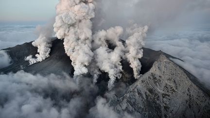 Selon les experts, l’éruption de ce volcan, site sacré cher aux pèlerins depuis l'ère Muromachi (1336-1573), était impossible à prévoir. Bien qu’il se soit réveillé en 1979 et ait suscité une alerte en 2007, le mont Ontake, situé à 200 km à l’ouest de Tokyo, était classé au niveau 1, le seuil le plus bas sur l’échelle d’avertissement. Le 27 septembre dernier, il a fait mentir les volcanologues : pluie de rochers et vapeurs de soufre ont emporté au moins 48 randonneurs (bilan provisoire au 2 octobre 2014).
 
  (TOSHIHIKO KAWAGUCHI / AFP)