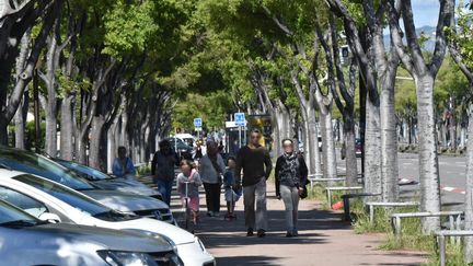 Des passants, à Marseille, le 2 mai 2020, quelques jours avant la fin du confinement. (GILLES BADER / MAXPPP)