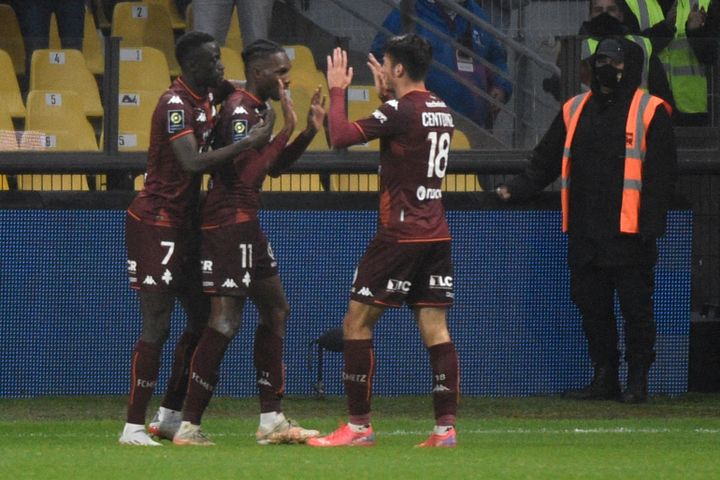 Les Rémois célèbrent le but d'Opa Nguette face à Bordeaux, le 21 novembre 2021. (JEAN-CHRISTOPHE VERHAEGEN / AFP)