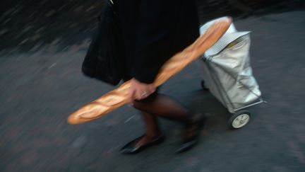 "Il n'y a pas d'équivalent [dans le monde] à aller chercher son pain"&nbsp;à la boulangerie. La Confédération nationale de la boulangerie-pâtisserie française&nbsp;défend mardi 29 novembre au Maroc la baguette devant le comité de 'l'Unesco pour qu'elle soit classée au patrimoine immatériel. (OWEN FRANKEN / CORBIS DOCUMENTARY RF)