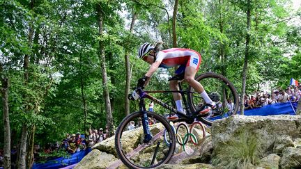 Loana Lecomte durant sa course de VTT aux Jeux olympiques de Paris, le 28 juillet 2024 sur la colline d'Elancourt (Yvelines). (JOHN MACDOUGALL / AFP)