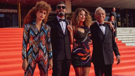 Penélope Cruz, Antonio Bandera et Irene Escolar se retrouvent sur un tapis rouge (symbole par excellence du Festival de Cannes) dans "Compétition Officielle". (STUDIOCANAL GMBH / ALLOCINE)