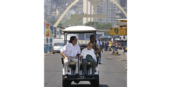 Visite de chantier : Oscar Niemeyer sur la piste du sambodrome
 (Silvia Izquierdo/AP/SIPA )