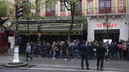 Un an après les attaques, des personnes commémorent les attentats du 13 novembre 2015, à Paris, devant le Bataclan, le 13 novembre 2016.&nbsp; (JOEL SAGET / AFP)