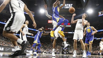  Kevin Durant au dunk (RONALD CORTES / GETTY IMAGES NORTH AMERICA)