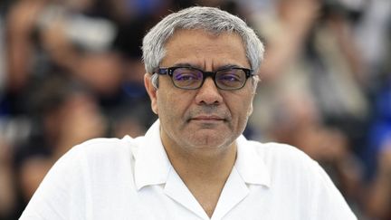 Le réalisateur et producteur iranien Mohammad Rasoulof pose lors d'un photocall pour le film "Les Graines du figuier sauvage" lors de la 77e édition du Festival de Cannes, dans le sud de la France, le 25 mai 2024. (VALERY HACHE / AFP)