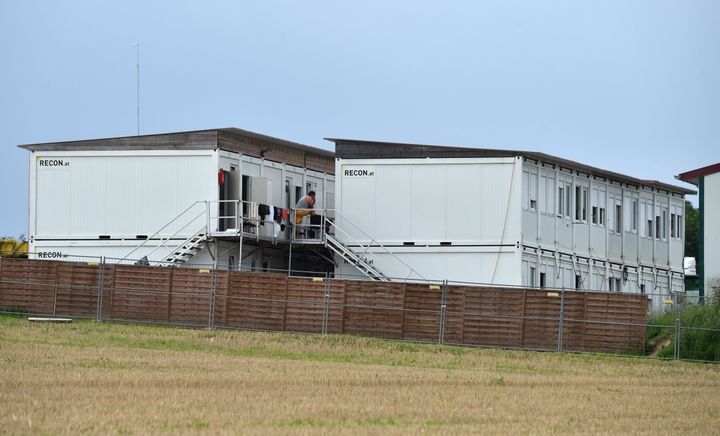 Tous les saisonniers et les responsables de cette exploitation de Mamming (Allemagne) sont confinés sur le site et séparés selon qu'ils sont positifs ou négatifs au Covid-19. (CHRISTOF STACHE / AFP)