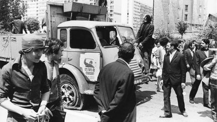 Les ouvriers en grève s'opposent à la sortie de camions de l'usine "Chausson" à Gennevilliers, suite à la rupture des négociations, le 30 juin 1975.&nbsp; (JEAN-CLAUDE FRANCOLON / GAMMA-RAPHO VIA GETTY IMAGES)