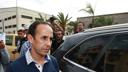 Ali Anouzla, directeur du site Lakome est accueilli, le 25 octobre 2013, par des partisans à sa sortie de la prison de Salé (Maroc). (Jalal Morchidi / ANADOLU AGENCY)