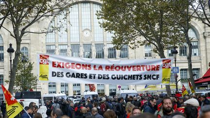 Manifestation des cheminots devant la gare du Nord mardi 5 novembre 2019. (SEBASTIEN MUYLAERT / MAXPPP)