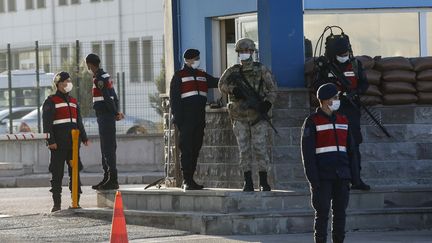 Des soldats turcs devant la salle où se déroule le procès des acteurs du coup d'Etat manqué de l'été 2016, le 26 novembre 2020.&nbsp; (AFP)