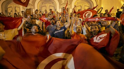 Des partisans du président tunisien Kais Saied, à Tunis (Tunisie), le 26 juillet 2022. (YASSINE GAIDI / ANADOLU AGENCY / AFP)