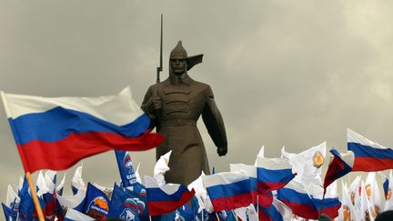 Manifestation pro-gouvernementale &agrave; Stavropol (Russie), le 18 mars 2014, pour c&eacute;l&eacute;brer le rattachement de la Crim&eacute;e &agrave; la Russie.&nbsp; (DANIL SEMYONOV / AFP)