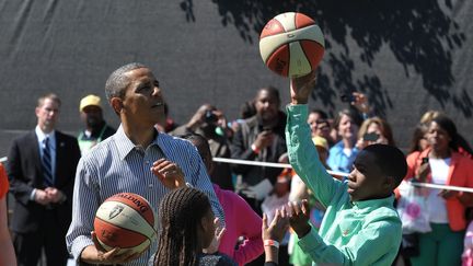 Barack Obama&nbsp;joue au basket avec des enfants le 1er avril 2013 sur la pelouse sud de la Maison Blanche à Washington (Etats-Unis).&nbsp; (MANDEL NGAN / AFP)