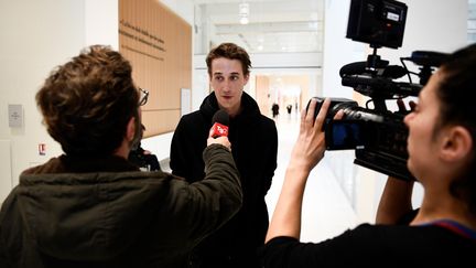 Gaspard&nbsp;Glanz s'adresse à la presse concernant son audience devant la 16e chambre du Tribunal de grande instance de Paris, le 29 avril 2019. (MARTIN BUREAU / AFP)