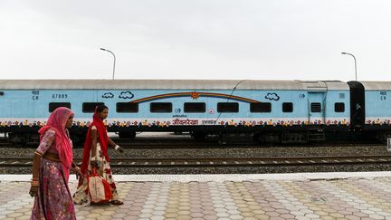 Deux Indiennes passant devant le Lifeline Express à Jalore, dans l'est de l'Inde. (CHANDAN KHANNA / AFP)