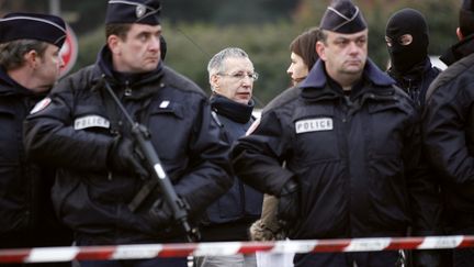 Le tueur en série Michel Fourniret, lors de la reconstitution du viol et du meurtre de Natacha Danais, à Rezé (Loire-Atlantique), le 15 mars 2006.&nbsp; (FRED DUFOUR / AFP)