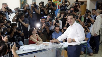 Le Premier ministre grec, Alexis Tsipras, participe au r&eacute;f&eacute;rendum dans un bureau de vote d'Ath&egrave;nes, le 5 juillet 2015. (CHRISTIAN HARTMANN / REUTERS)