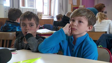 Mark et Kiril, les deux petits Ukrainiens accueillis à l'école élémentaire de Vers en Haute-Savoie. (CAPTURE D'ÉCRAN FRANCE 3)