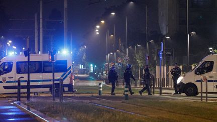 Des policiers à Villeneuve-la-Garenne, le 20 avril 2020, après des heurts survenus à la suite d'un accident entre une moto et une voiture de police. (GEOFFROY VAN DER HASSELT / AFP)