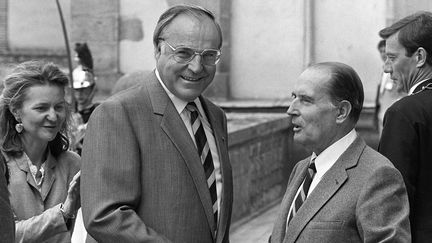 Helmut Kohl rencontre François Mitterrand, le 25 juin 1984, à l'occasion d'un sommet européen à Fontainebleau (Seine-et-Marne). (DANIEL JANIN / AFP)