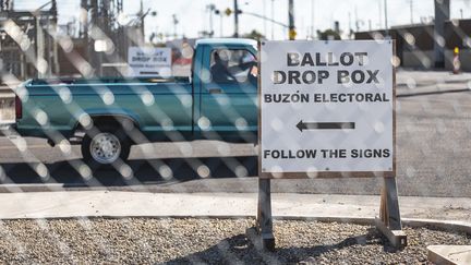 "Pour votez, suivez les panneaux !" Une boîte de dépôt des bulletins de vote à Phoenix, Arizona,&nbsp;pour les élections de mi-mandat aux Etats-Unis, le 8 novembre 2022. (OLIVIER TOURON / AFP)