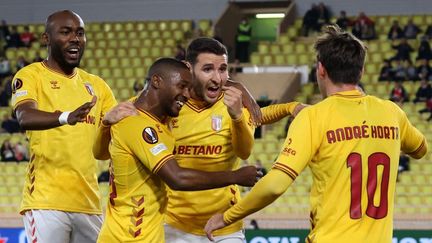 Les joueurs de Braga fêtent l'ouverture du score d'Abel Ruiz face à Monaco, jeudi 17 mars. (VALERY HACHE / AFP)