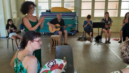 Meryem Koufi et le guitariste Gregorio Ibor-Sanchez encadrent les élèves du cours de chant flamenco au festival "Les suds à Arles".&nbsp;
 (THIERRY FIORILE / RADIO FRANCE)