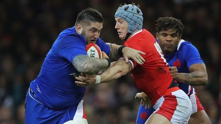 Quelle opportunité pour le pays de Galles ! Jonathan Davies filait à l'essai mais ne parvient pas à contrôler le ballon, dégagé en catastrophe par les Français. Les Bleus sont toujours devant au tableau d'affichage (9-13).