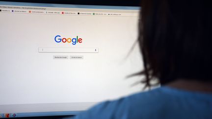 Une femme fait une recherche sur Google. (JEAN-CHRISTOPHE BOURDILLAT / RADIO FRANCE)