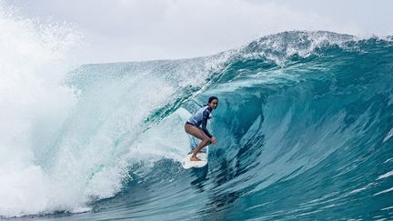 La Française Vahine Fierro participe à l'Outerknown Tahiti Pro, sur la mythique vague de Teahupoo,&nbsp;en Polynésie française, le 16 août 2022. (JEROME BROUILLET / AFP)