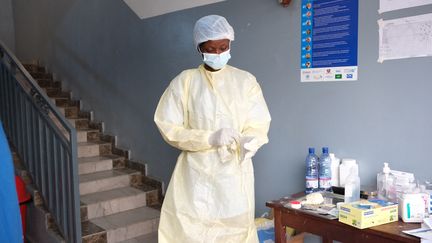 Un soignant prépare une dose de vaccin contre le mpox dans un hôpital de Kinshasa (République démocratique du Congo), le 30 août 2024. (MAKANGARA CIRIBAGULA JUSTIN / ANADOLU / AFP)