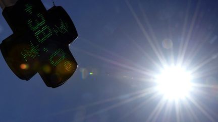 Le thermom&egrave;tre d'une pharmacie toulousaine (Haute-Garonne) indique 38&deg;, le 17 ao&ucirc;t 2012.&nbsp; (PASCAL PAVANI / AFP)